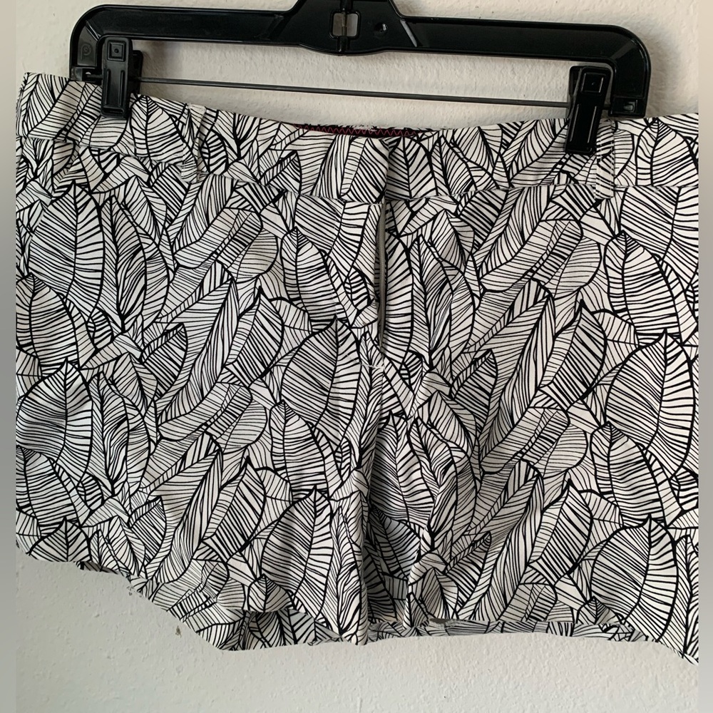 Leaf pattern, black and white Dalia shorts sz 14